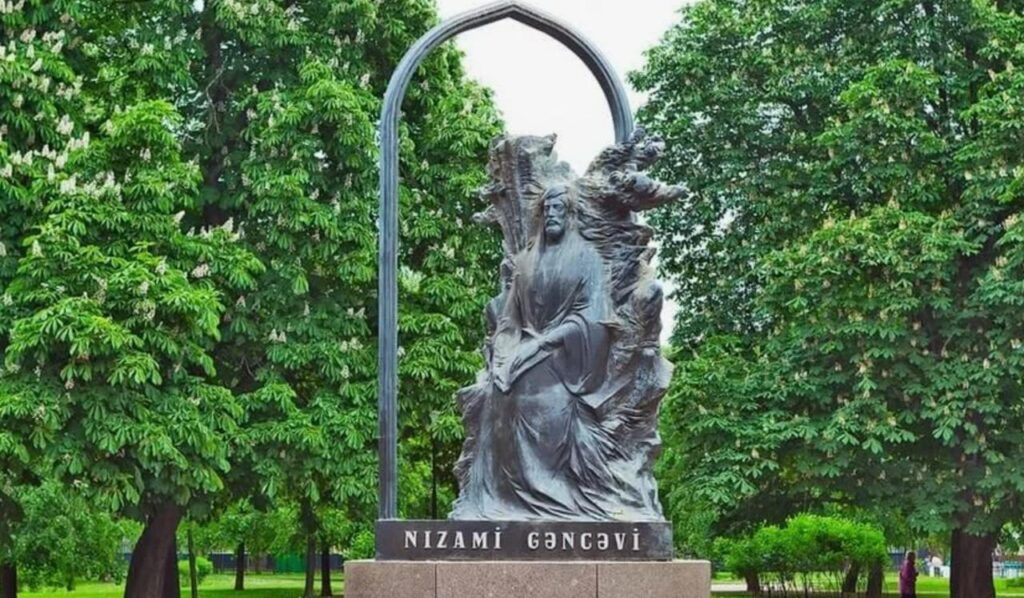 памятник Низами Гянджеви в Петербурге