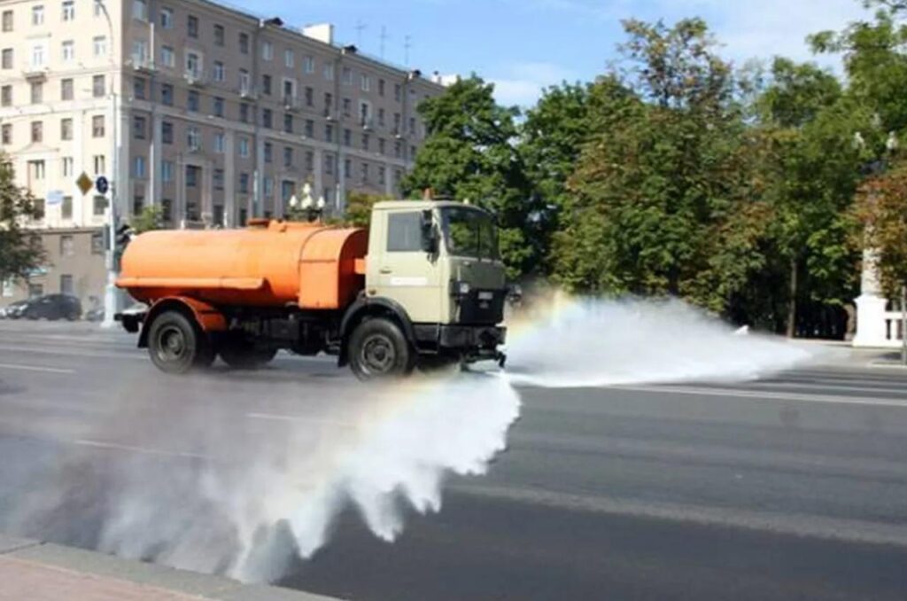 зачем в питере поливают асфальт