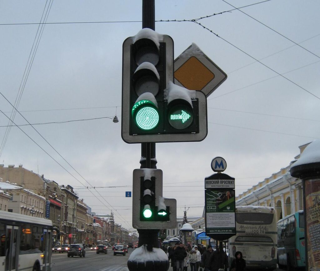 зачем в питере маленькие светофоры