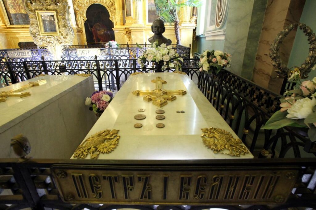 где захоронены цари в питере
